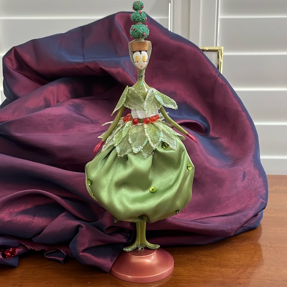 Belles de Noel Ms. Kate Boxwood by Russ Berrie& Co.